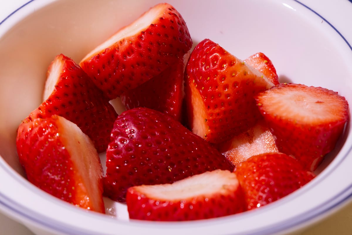 Fraises fraîches coupées dans un bol