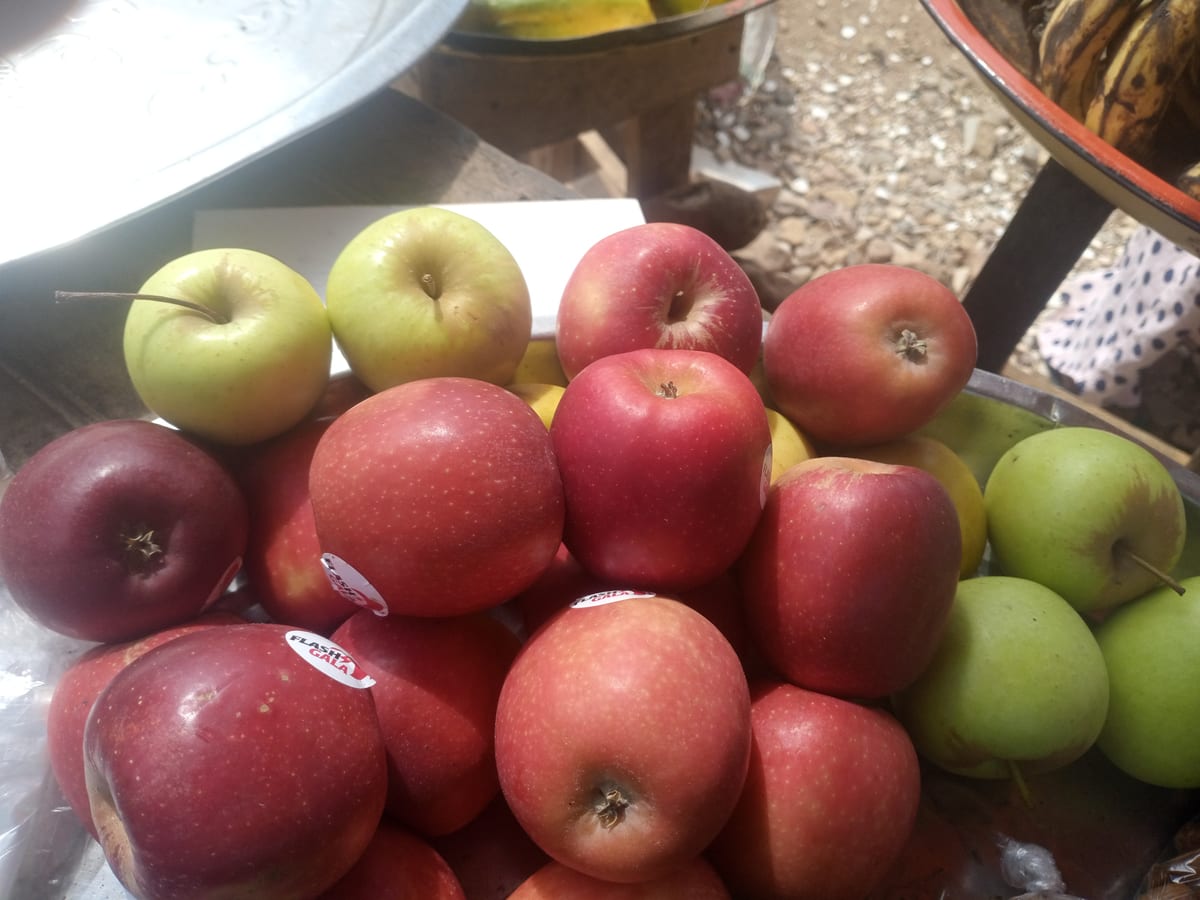 Pommes rouges et vertes sur un étal